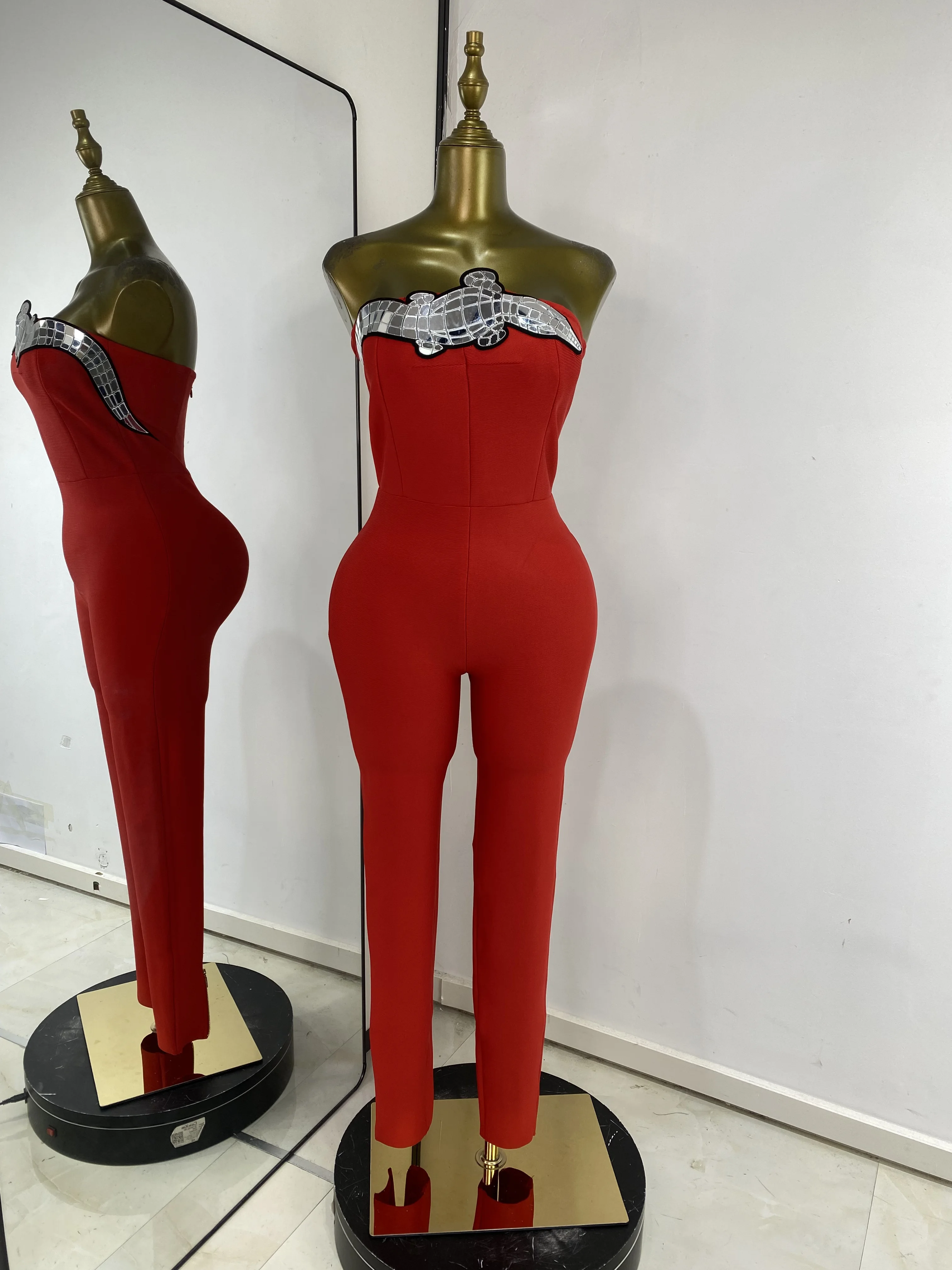 Tute da donna di lusso con fasciatura rossa Tute sexy senza spalline con paillettes ricamate aderenti con pagliaccetti elastici Abito da sera da strada