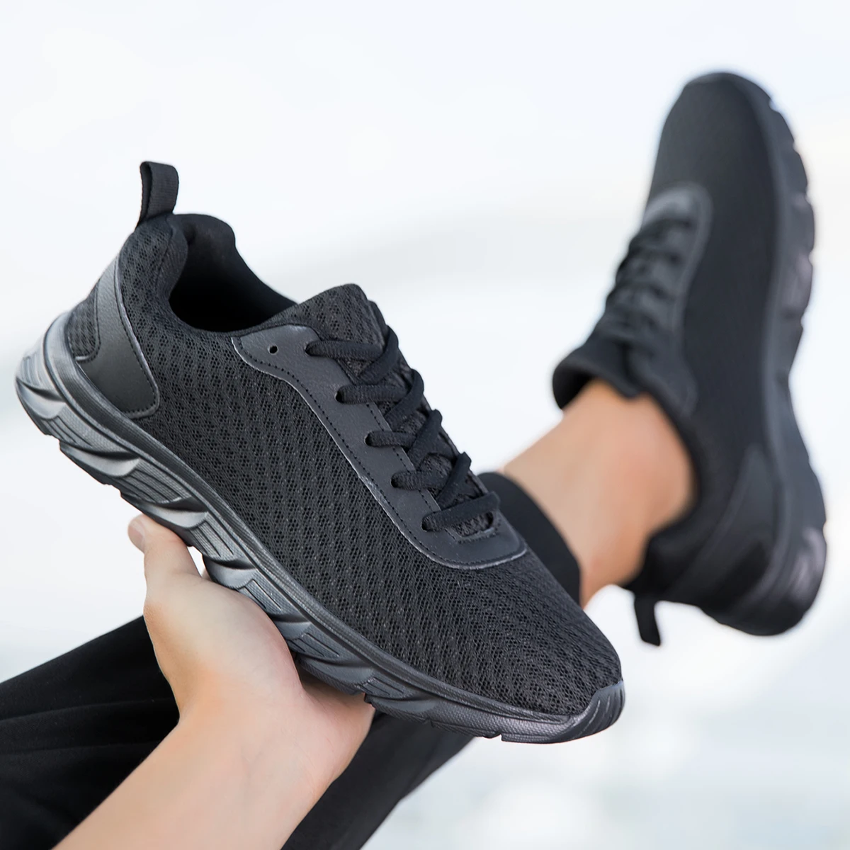 Summer Men's Shoes Four Seasons New Flying Weaving Lightweight Breathable Casual Sports Shoes Soft Sole Outdoor Running Shoes