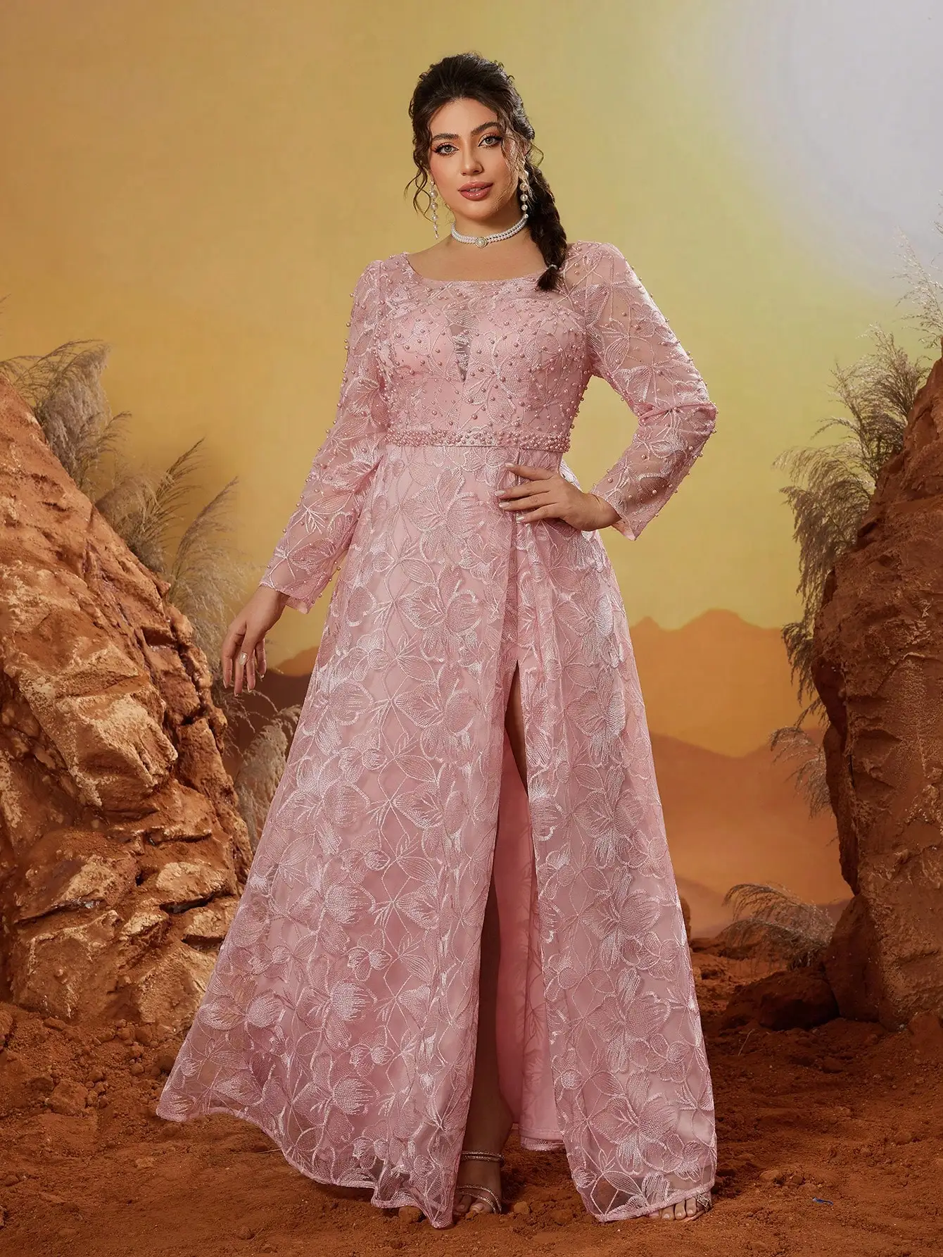 Sukienka Anpoket z okrągłym dekoltem, bufiastymi rękawami, haftem z koralików, koronką, długimi rękawami, aplikowanymi zdobieniami i rozcięciem z boku.