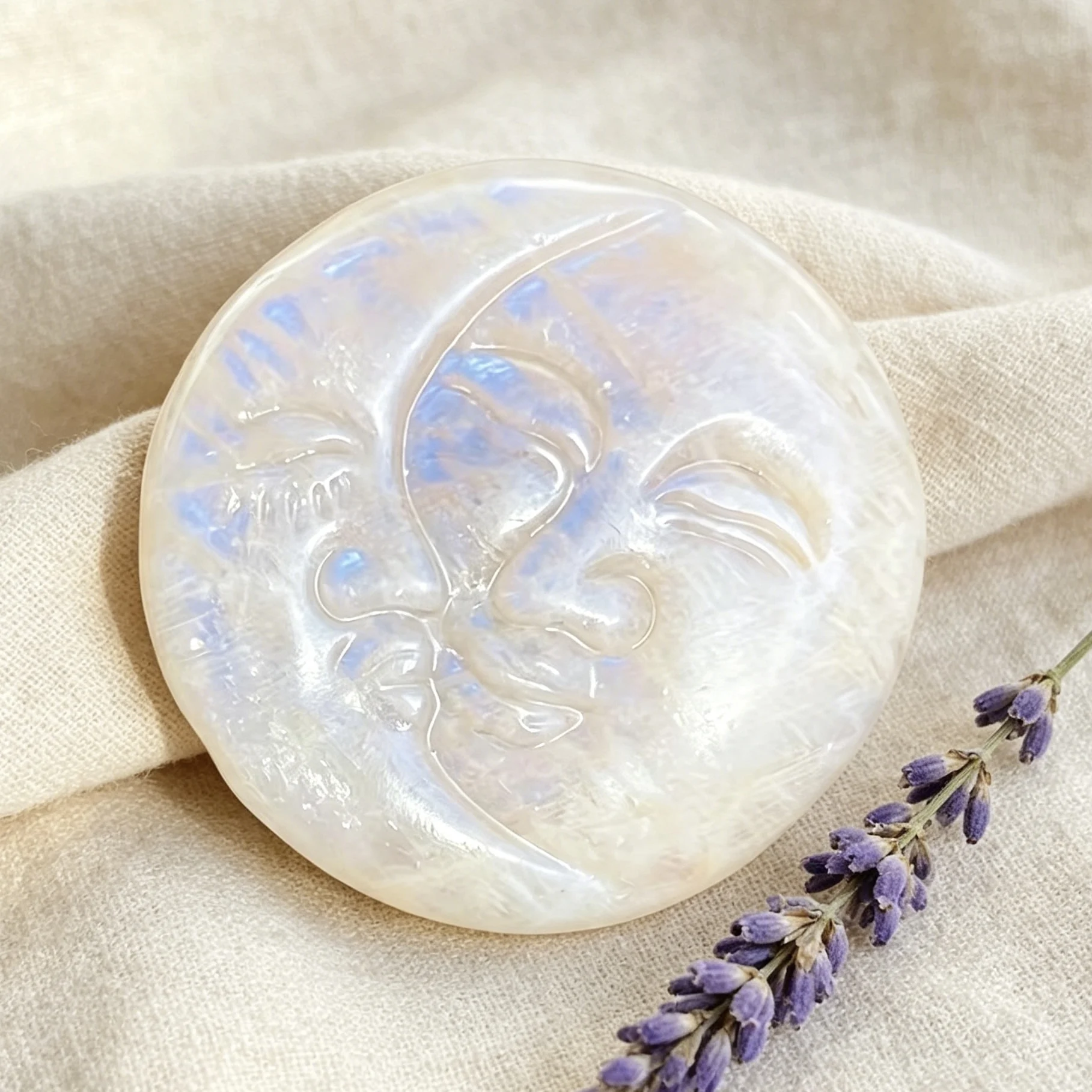 1 pieza de piedra lunar tallada a mano con diseño de sol y luna, artesanía curativa, decoración Reiki para el hogar y la oficina, regalo perfecto, sin orificio