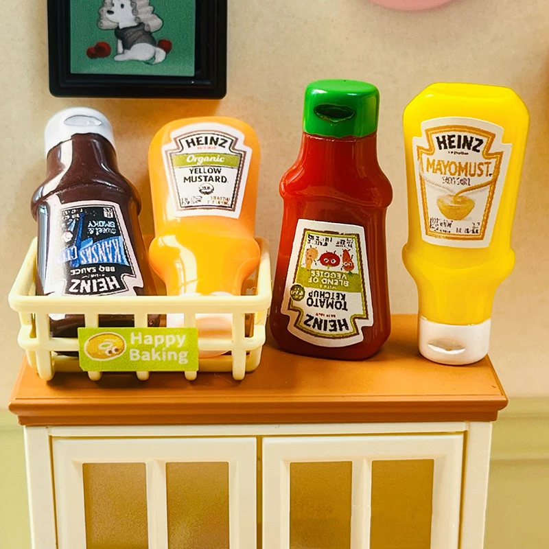 4er-Pack Mini-Erdbeersauce-Gläser für die Puppenhausküche, tolles Spielzeug für Kinder und Puppenhaus-Dekoration.