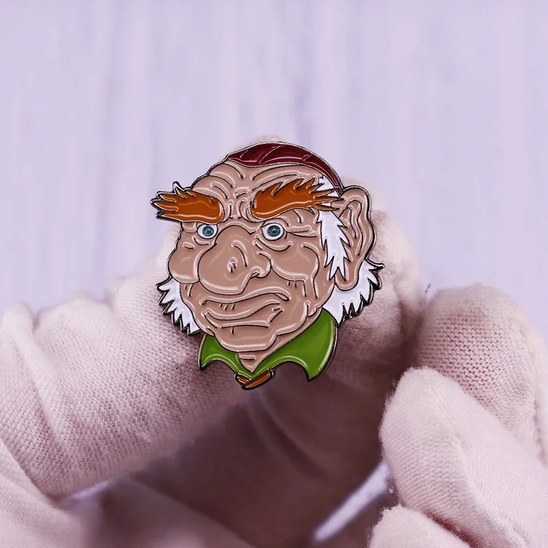 Laberinto Hoggle-broche esmaltado, insignia de fantasía inspirada en la película, regalo de joyería para fanáticos de la película, complemento de estilo