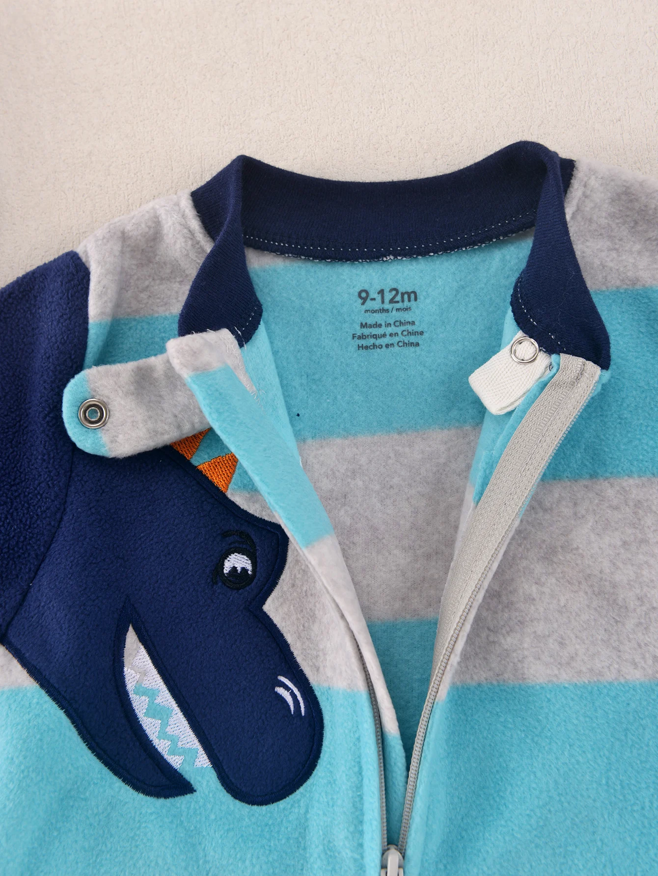 Gestreifter Raglan-Kontrastärmel-Polarfleece-Reißverschluss-Strampler für Kleinkinder, Cartoon-Stickerei, Warmer Herbst-Winter-Baby-Overall 12-24M – Detail 7