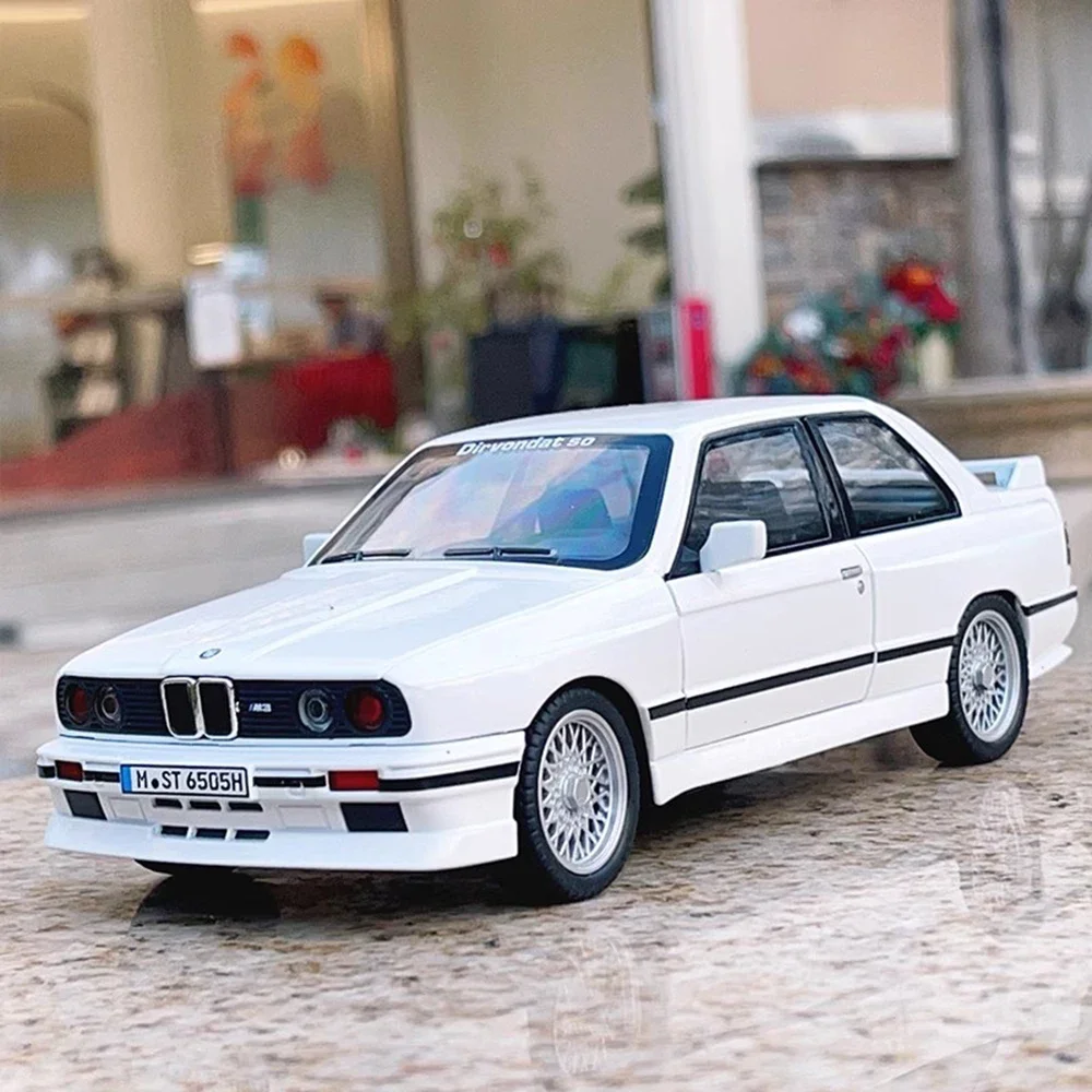 Modelo de coche Vintage M3, juguetes de aleación, luz de sonido fundido a presión, 4 puertas, neumáticos de goma abiertos, vehículos de simulación, regalos para niños, 1:24