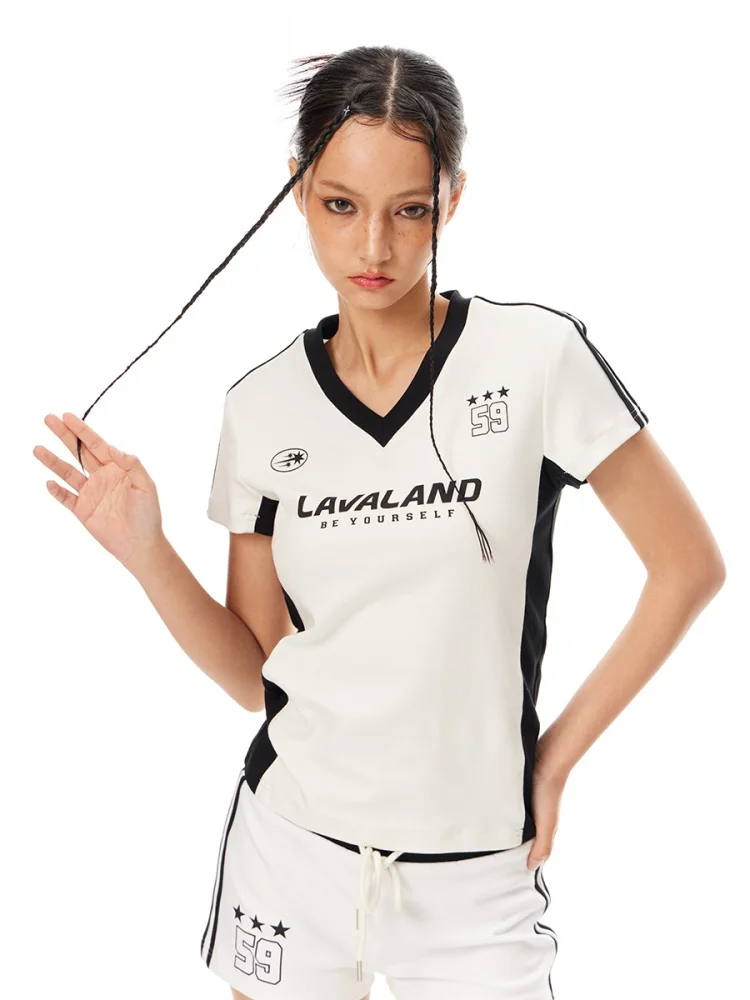 

Высокоэластичный комплект с цветным принтом: футболка и шорты. Летний многофункциональный комплект для стильных девушек. Женская мода.