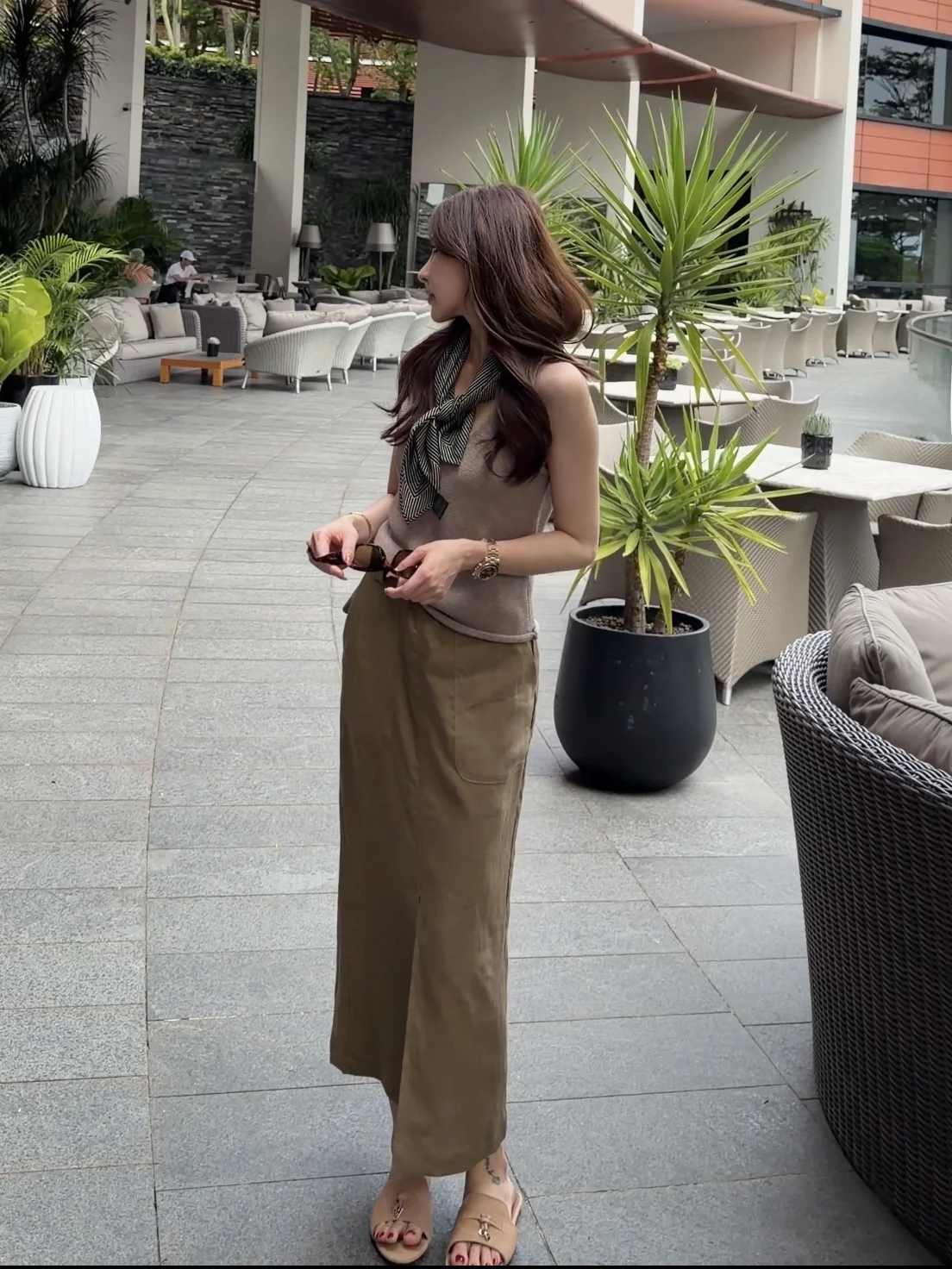 

Original 2026 Spring Knotted Vest Women's Fashionable V-neck Knitted Top Button Design Casual Wear Medium Thickness