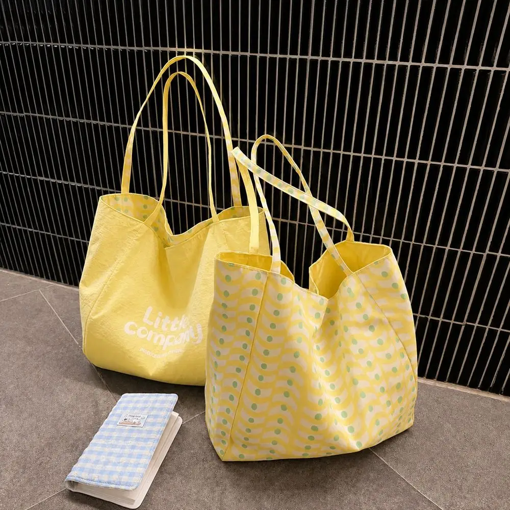 Modische Tragetasche mit Polka-Dot-Muster, leichte Handtasche mit großem Fassungsvermögen, beidseitig verwendbare, weiche Schultertasche zum Einkaufen. – Detail 7