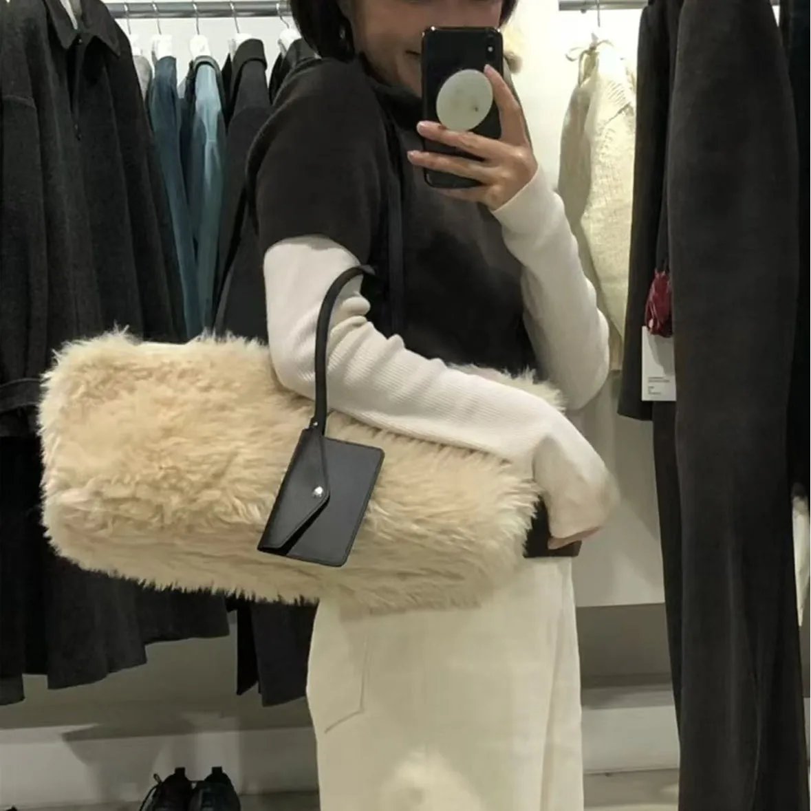 

Luxury Fur Tote Bags for Women Fluffy Soft Plush Shoulder Bag 2025 Designer Handbags and Purses Autumn Winter Bucket Shopper New