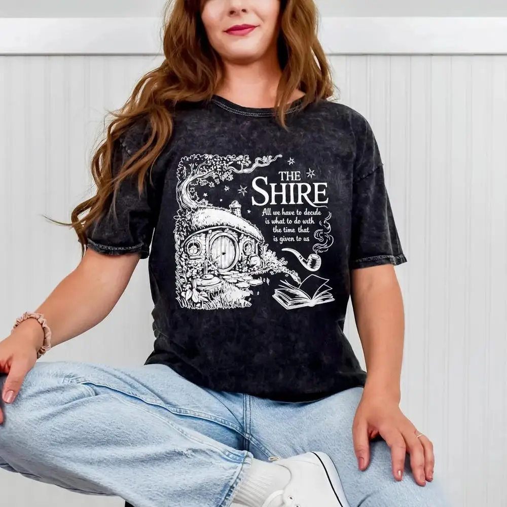 قميص The Dice Giveth and Taketh Away، تي شيرت RPG مضحك على سطح الطاولة، تي شيرت Hobbiton Fantasy Landscape، قميص DND Gamer Meme، قميص TTRPG The Shirt