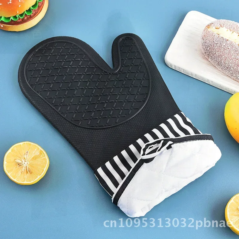 

Thickened Silicone Heat Insulation Gloves Set for Kitchen Microwave Oven Use - Anti-Scald Hand Protection with Pad Gray Plaid