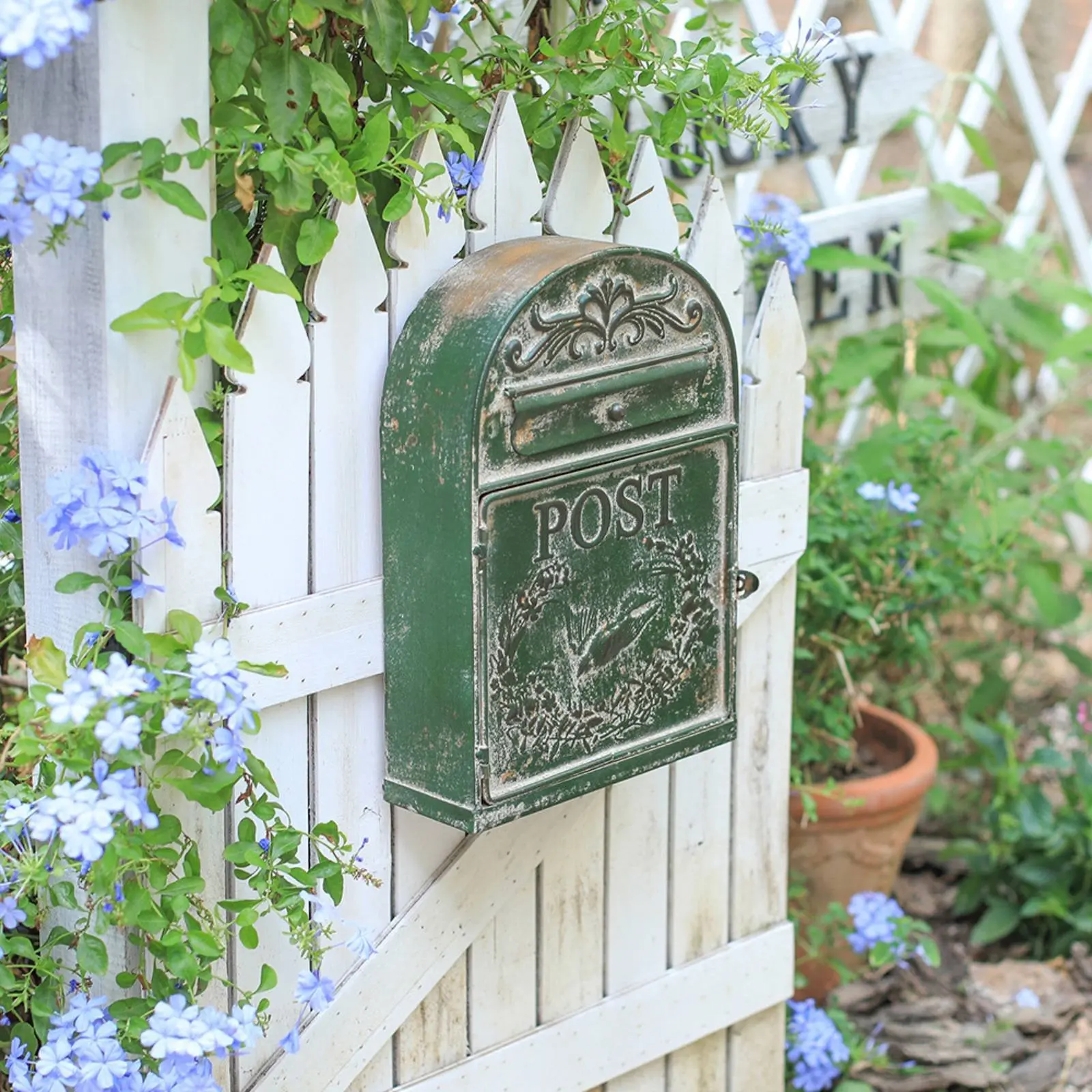 Green Wrought Iron Letterbox Rainproof Wall-Mounted Mailbox Vintage Wall Mailbox Easy to Install Embossed Decorative Letterbox