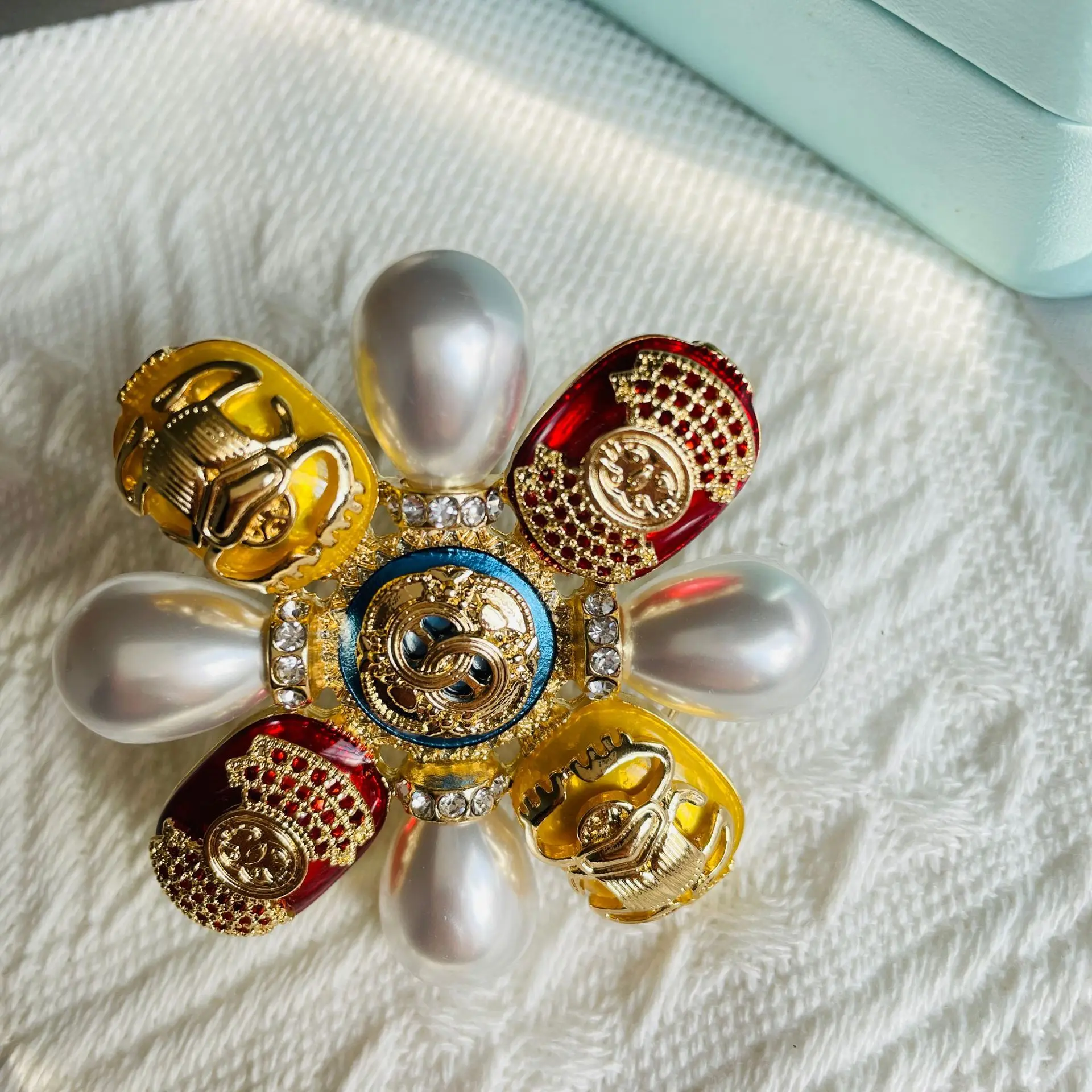 Fashion Women Men Vintage Baroque Luxury Cross Pearl Brooches Pins Retro Palace Lady Crystal Suit Clothing Badges Lapel Pins