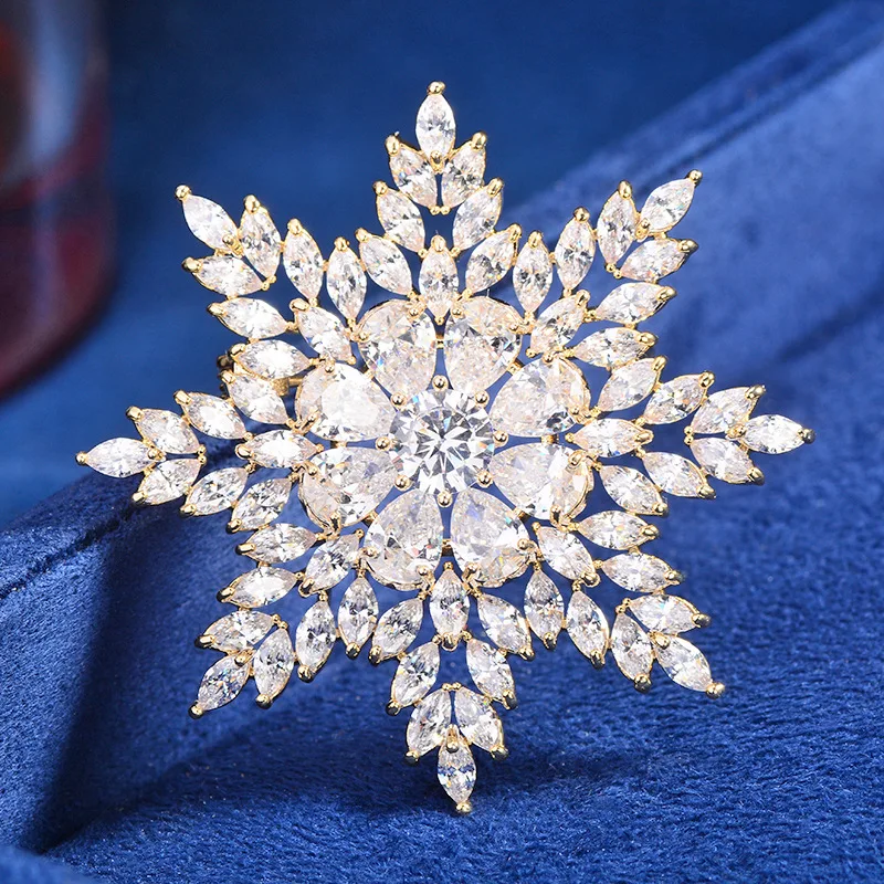 

High-end Micro-inlaid Zircon Snowflake Women Brooch Luxurious Design Elegant and Exquisite Corsage Suit Jacket Accessories Pin