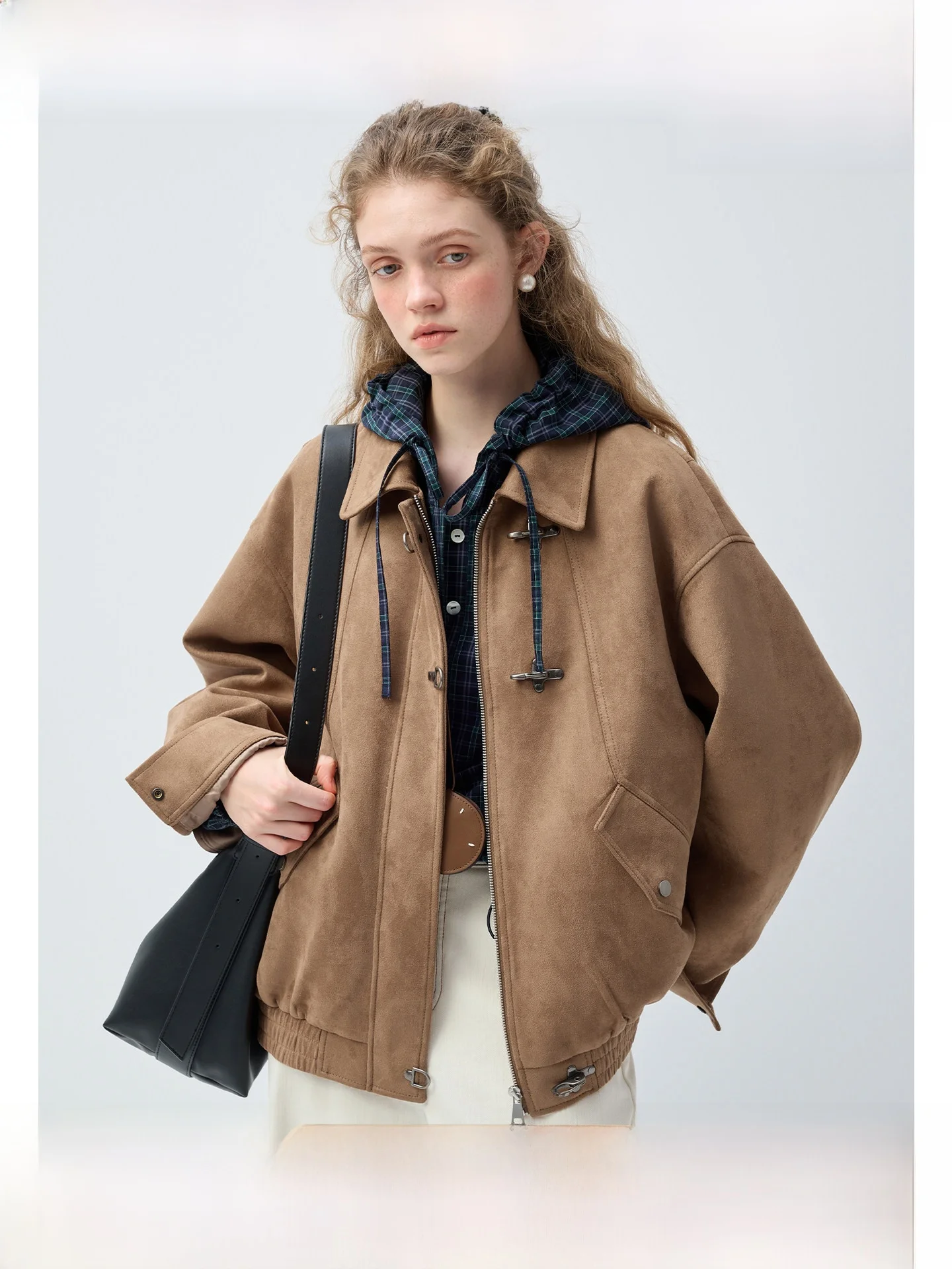 

Женская куртка VEGA CHANG из замши цвета авиационной синевы с элементами из орехового дерева, новая коллекция Весна 2026, в стиле ретро, универсальная верхняя одежда для повседневной носки, свободный крой