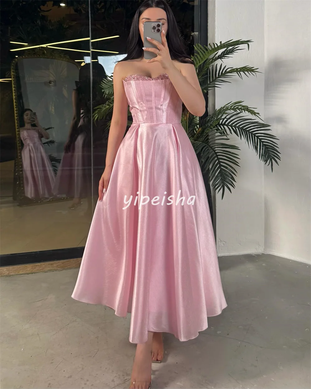 ที่กําหนดเองสไตล์โมเดิร์นการจับคู่ประดับด้วยลูกปัด Rhinestone A-Line Strapless ข้อเท้าความยาวชุด Bespoke โอกาสชุดเซ็กซี่