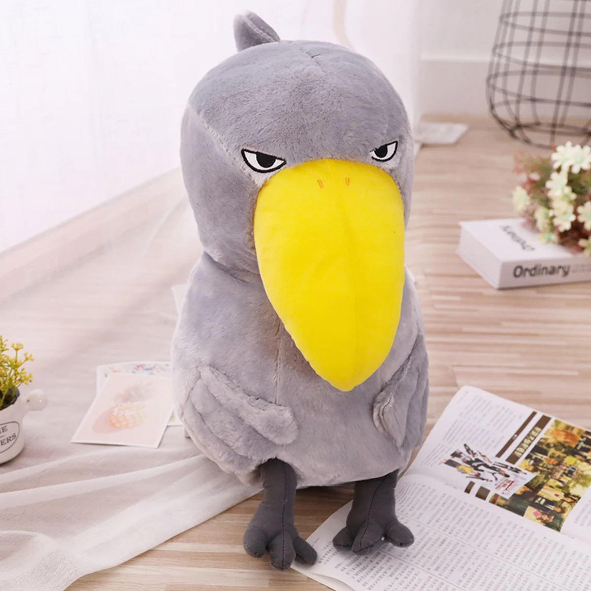 Pluszowa zabawka w kształcie uroczej, wielkoogoniastej ptaki, zwanej ptakiem Buddy, i strusia z głową wieloryba, urocza, nietypowa i kreatywna poduszka-zięba w kształcie ptaka.