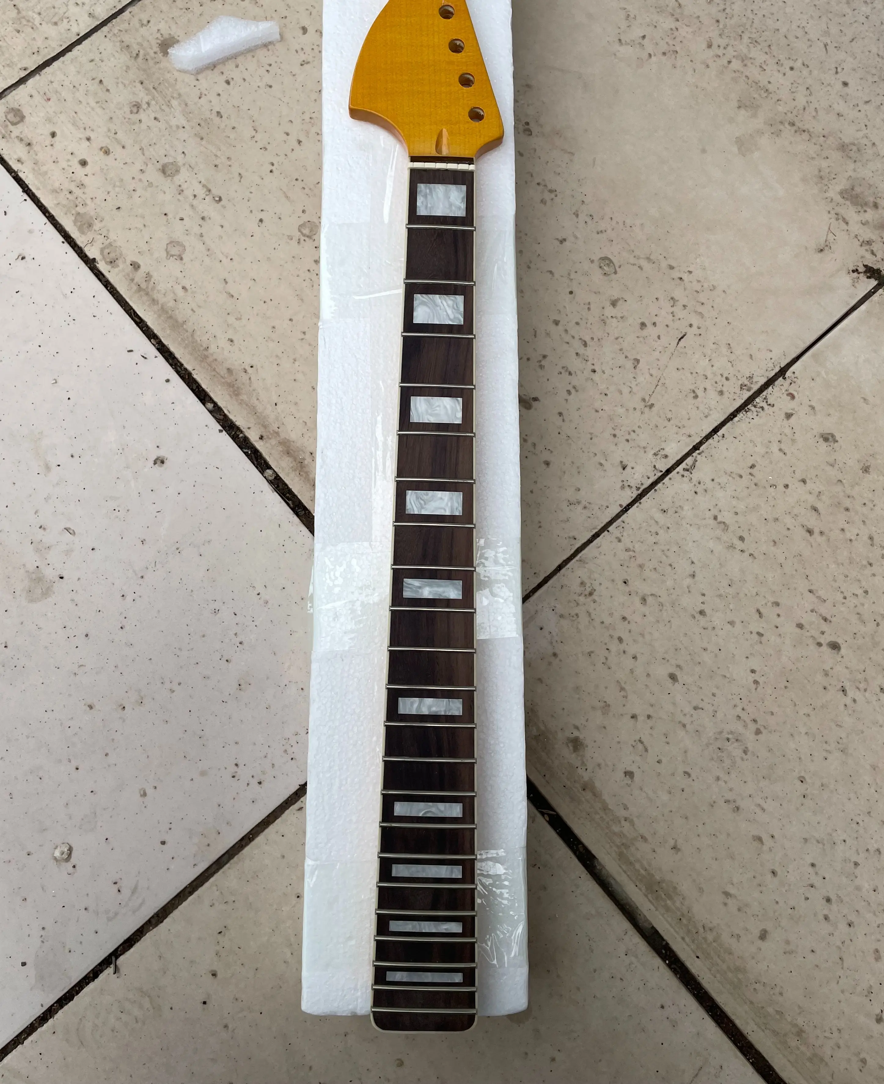 

Left Hand Big Head Yellow Gloss Maple Guitar Neck, 22 Frets Rosewood Fretboard, White Block, Acrylic Inlay Parts, Guitar Handle