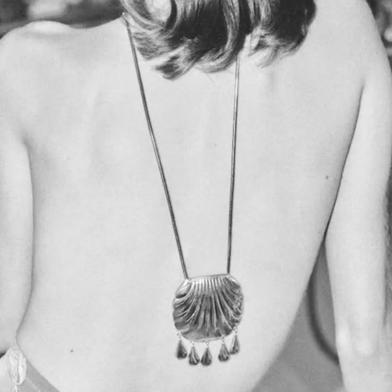 

Vintage Shell Metal Pendant Necklace European Light Luxury Accessories Personalized Women's Jewelry