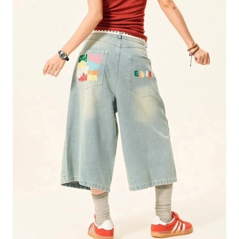 夏のハイストリートレタープリント洗濯デニムショートパンツ男性と女性アメリカンレトロカジュアルルーズストレートクロップドパンツトレンディ