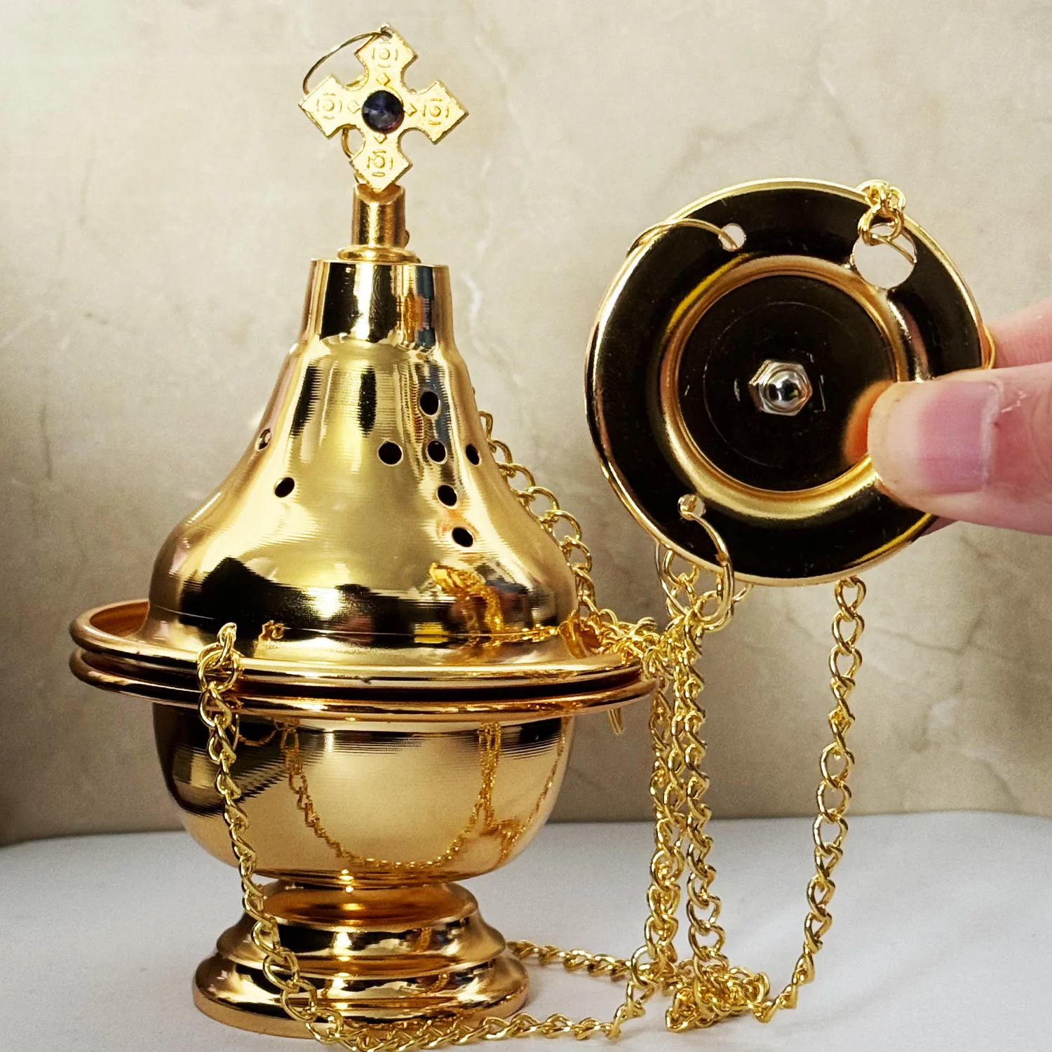 Multifunctional Hanging Aromatherapy Burner with Gold-Plated Finish for Enhanced Durability