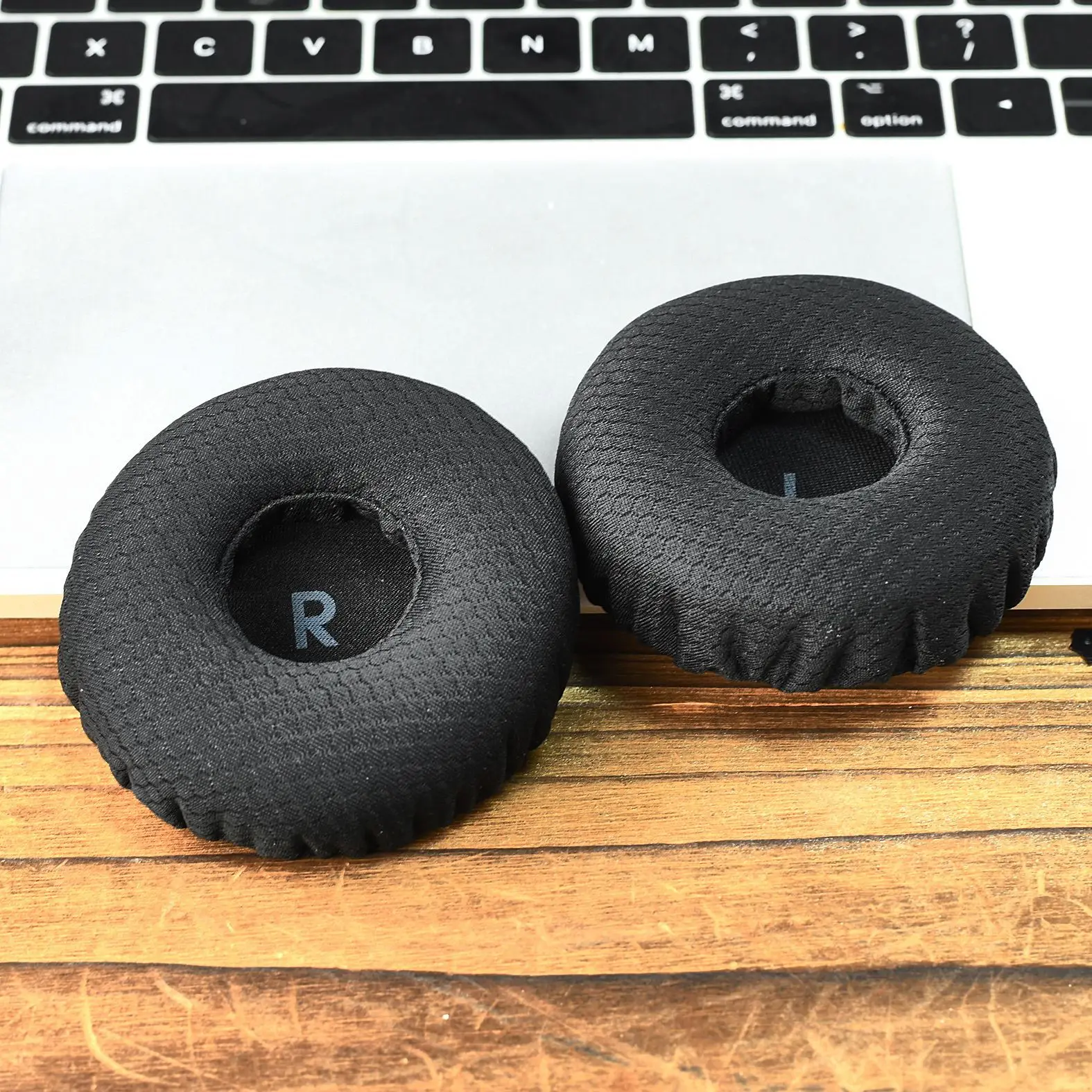 

Replacement Breathable football mesh Ear Pads With buckle for JBL Tune 600(600BTNC)/660(660NC)/670(670NC) Headphones，