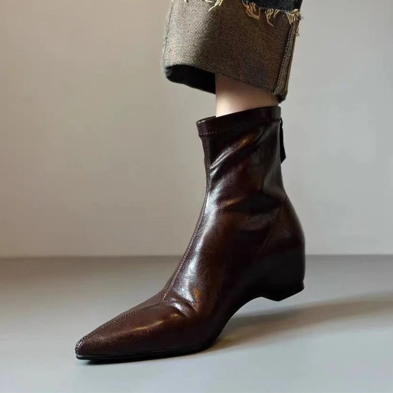 أشار تو النساء الشقق حذاء من الجلد مثير أحذية من الجلد 2025 الشتاء أنيقة البريدي تشيلسي الأحذية المشي الثلوج الأحذية Mujer Zapatos