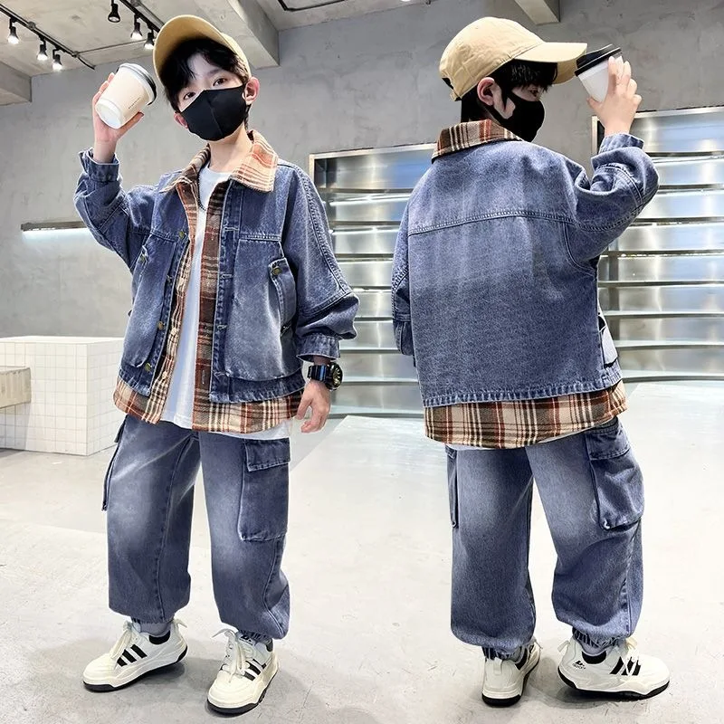 

Новый весенний комплект для мальчиков из 2 предметов: джинсовый костюм с капюшоном и нашивками для подростков, весна-осень, на рост 120-170 см