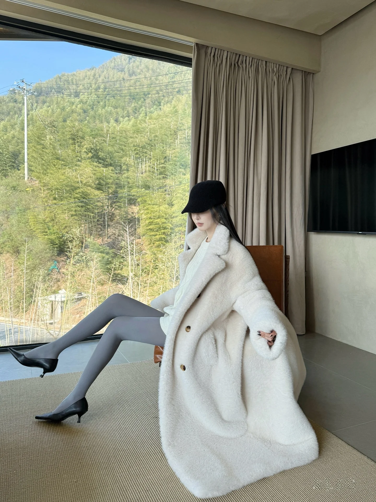 Alin White Velvet M…