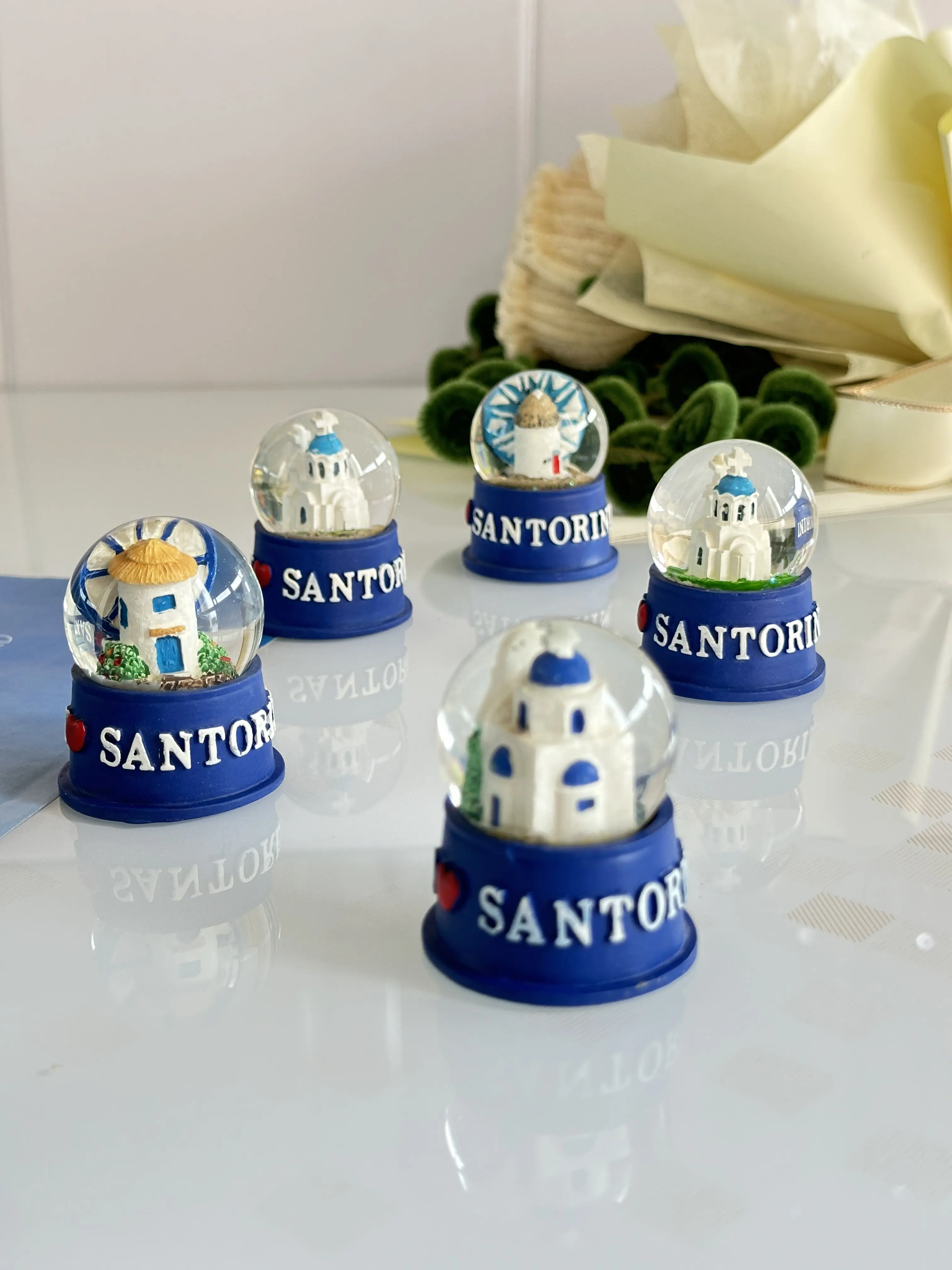 

Сувенирные магниты на холодильник с изображением греческого хрустального шара Санторини