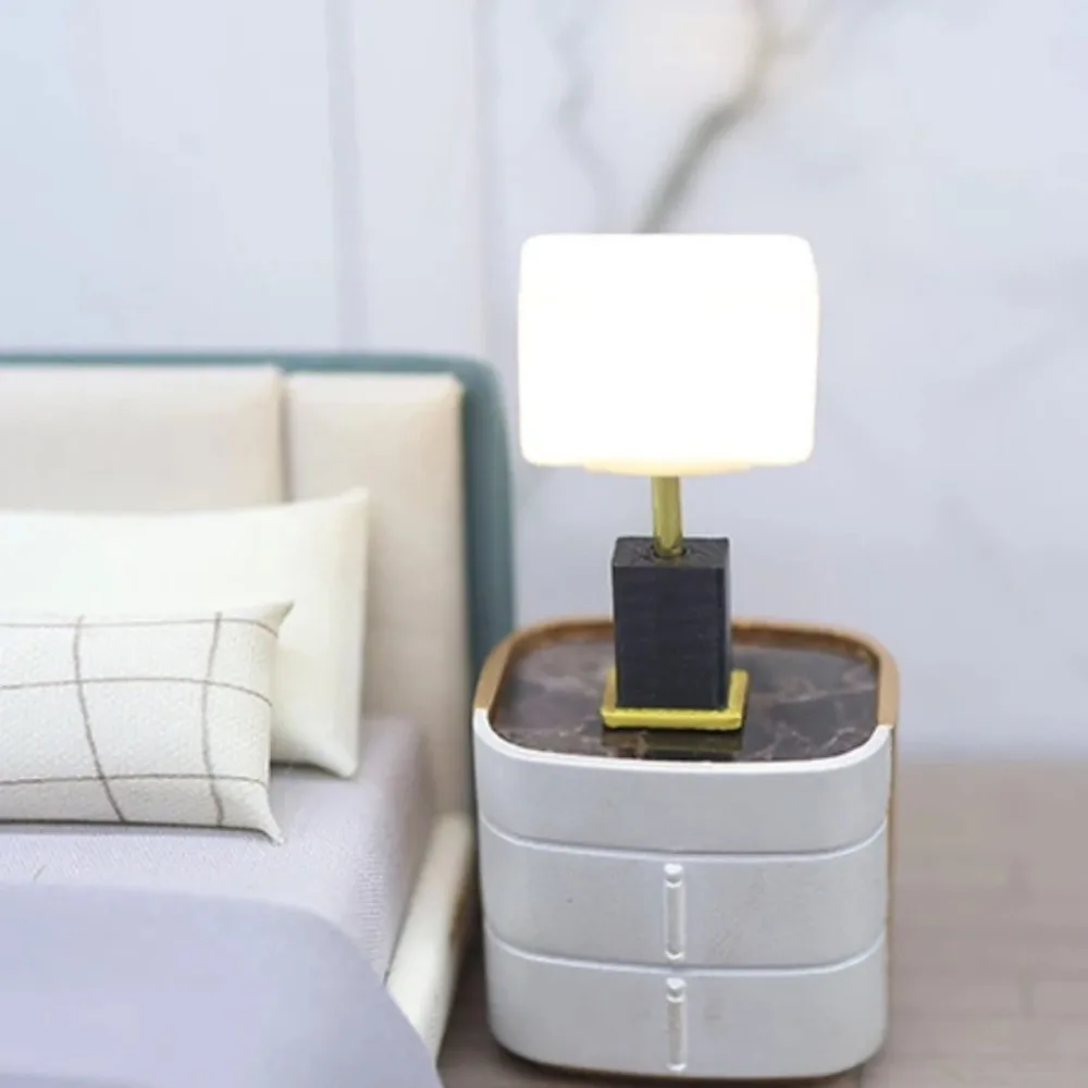 1 قطعة مصباح لعبة 1:20 أثاث بيت الدمى المصغر لتقوم بها بنفسك نموذج مصغر مكتب الجدول مصباح لمبة مكتب نمط اكسسوارات المنزل هدية