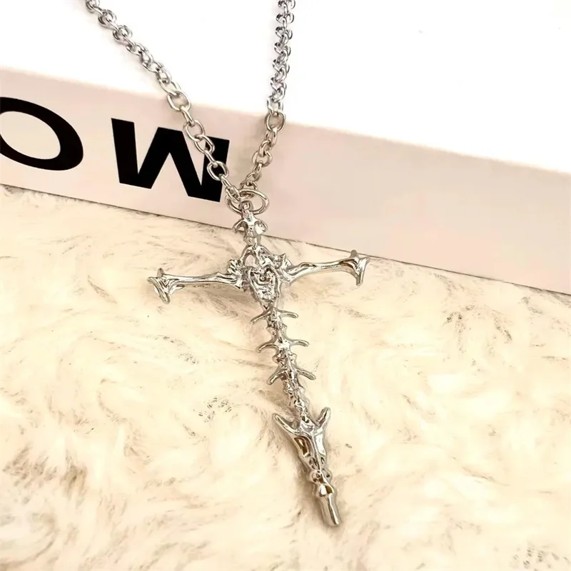 قلادة متقاطعة من الفولاذ المقاوم للصدأ - مجوهرات على شكل عظمة قوطية