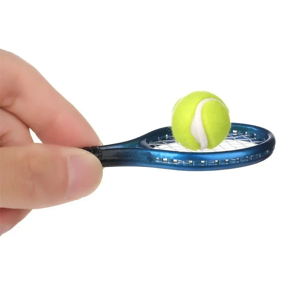 Perfektes Geschenk für Mini-Puppenhaus-Dekorationen, Zubehör, Spielzeug, Tennisschläger und -bälle, Fußmatten, Besen, Bürsten, Reinigungswerkzeuge – Detail 5