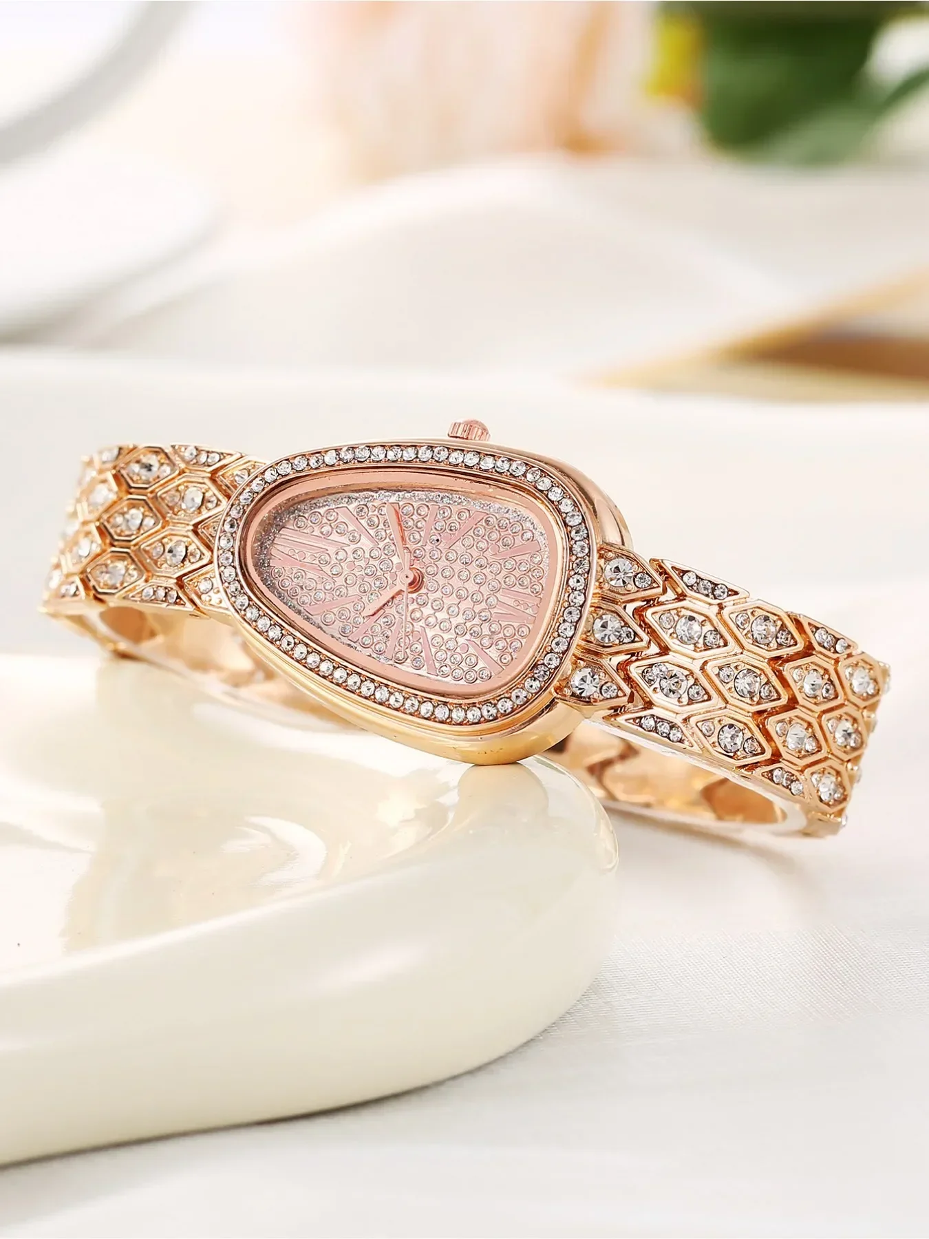 1-piece set of fashionable snake head inlaid with diamonds, personalized luxury bracelet watch, steel strap watch, quartz watch