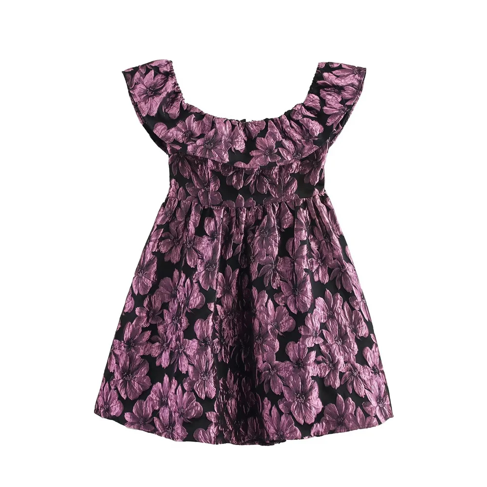   Sukienka mini damska z odkrytymi ramionami, falbanką przy dekolcie, czarno-fioletowa, z kwiatowym wzorem, stylowa, rok 2025.