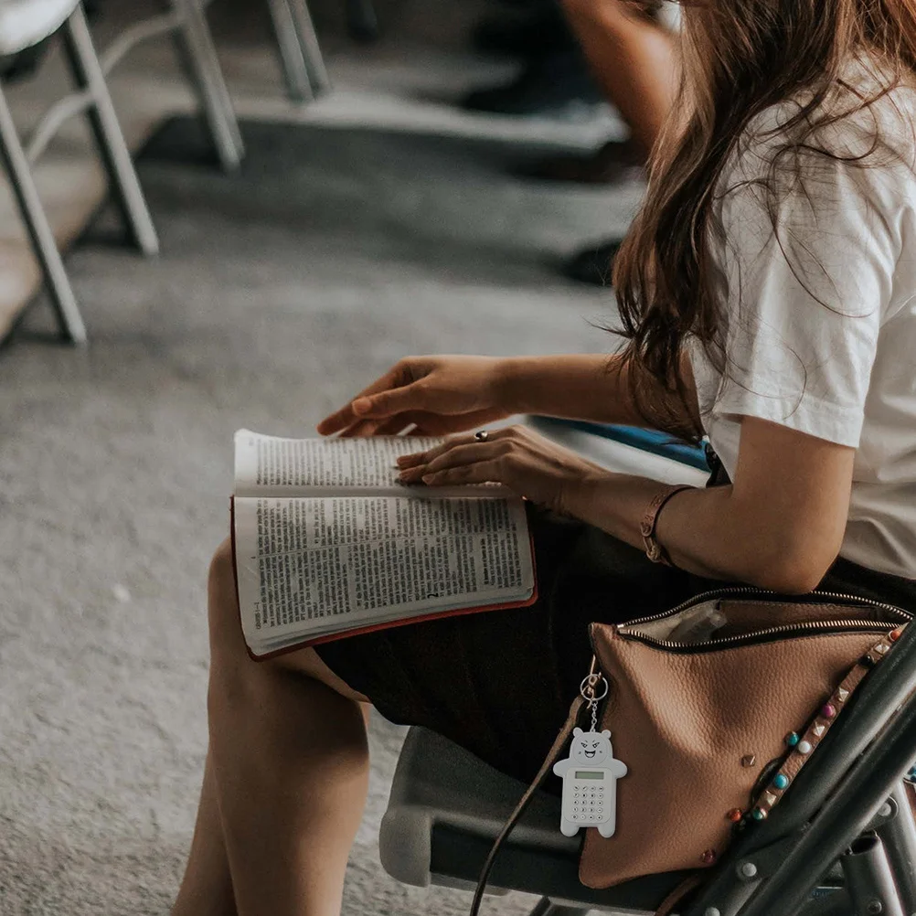 آلة حاسبة صغيرة سلسلة المفاتيح المحمولة أداة الحوسبة الأساسية المتينة للطلاب قلادة الزخرفية الصغيرة