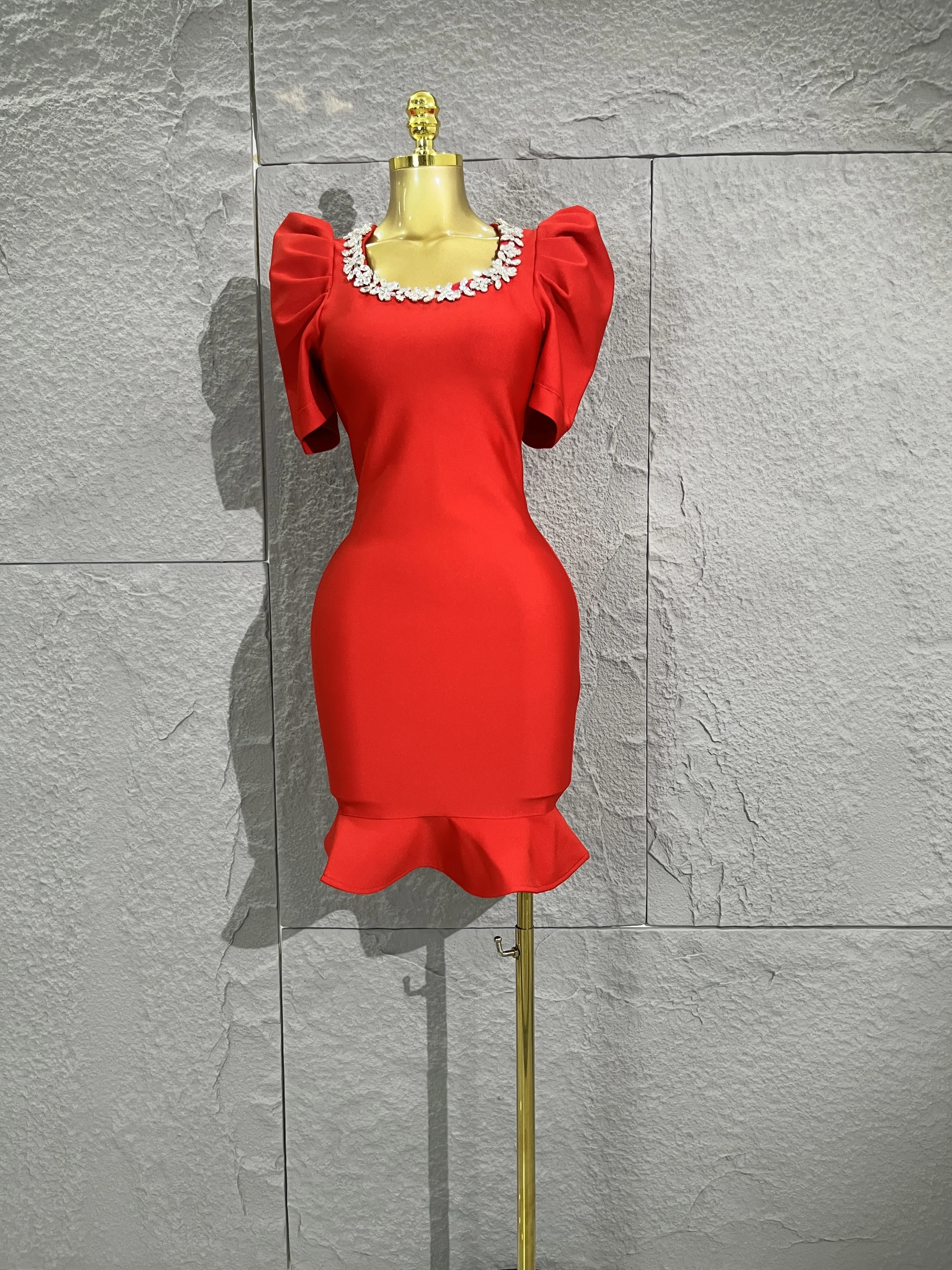 

Glam Red Crystal Neck Puff - Sleeve Bodycon Dress，crystal - adorned neckline, and a body - hugging fit with a ruffled hem！