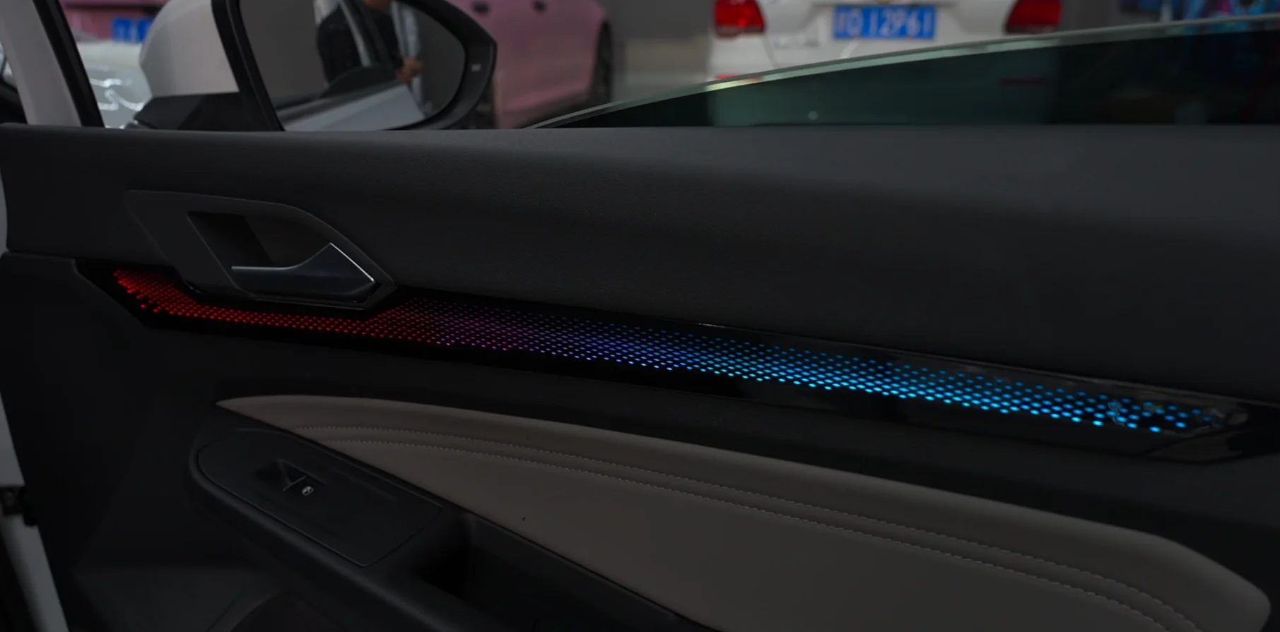 Icarsin 64 لونًا ضوءًا محيطًا ديناميكيًا لسيارة VW Golf 8 Mk8 2021 + ملحقات ترقية إضاءة LED داخلية للتحكم في الشاشة