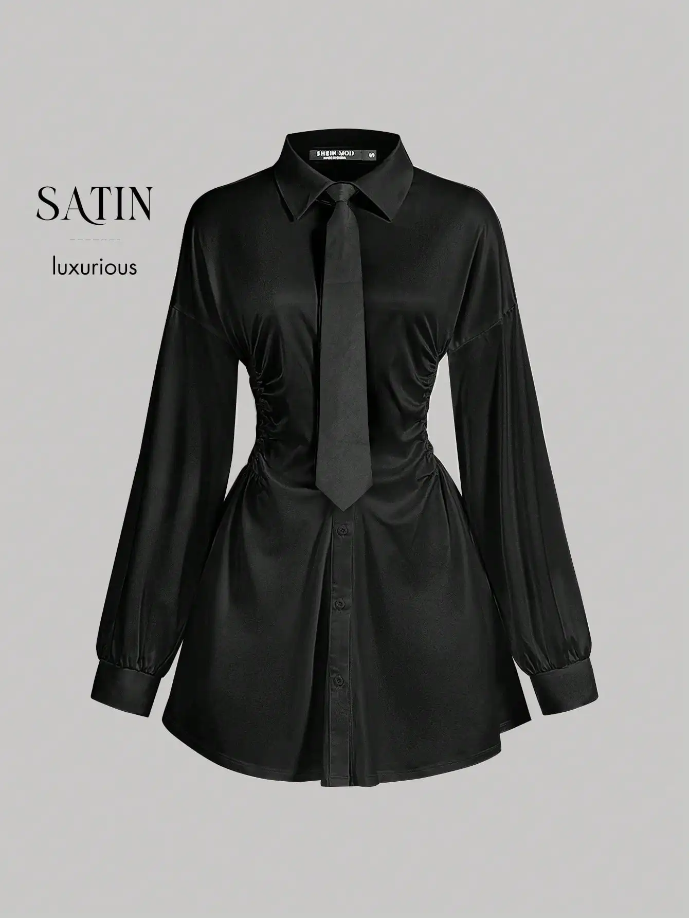 

Черное атласное платье-рубашка с драпировкой на талии и галстуком