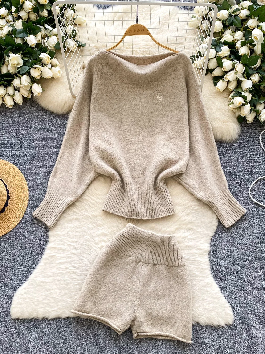 

Foamlina, новинка 2025, осенне-зимний комплект из 2 предметов, женский однотонный пуловер с разрезным вырезом и рукавами «летучая мышь», свитер и шорты, костюмы