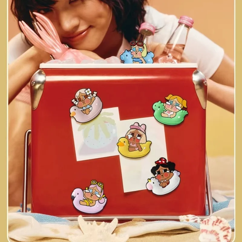 POP MART Crybaby Vacation Mode On Series แม่เหล็กติดตู้เย็น กล่องสุ่ม ของตกแต่งน่ารัก ของสะสม Crybaby กล่องปริศนา ของขวัญเซอร์ไพรส์เทศกาล