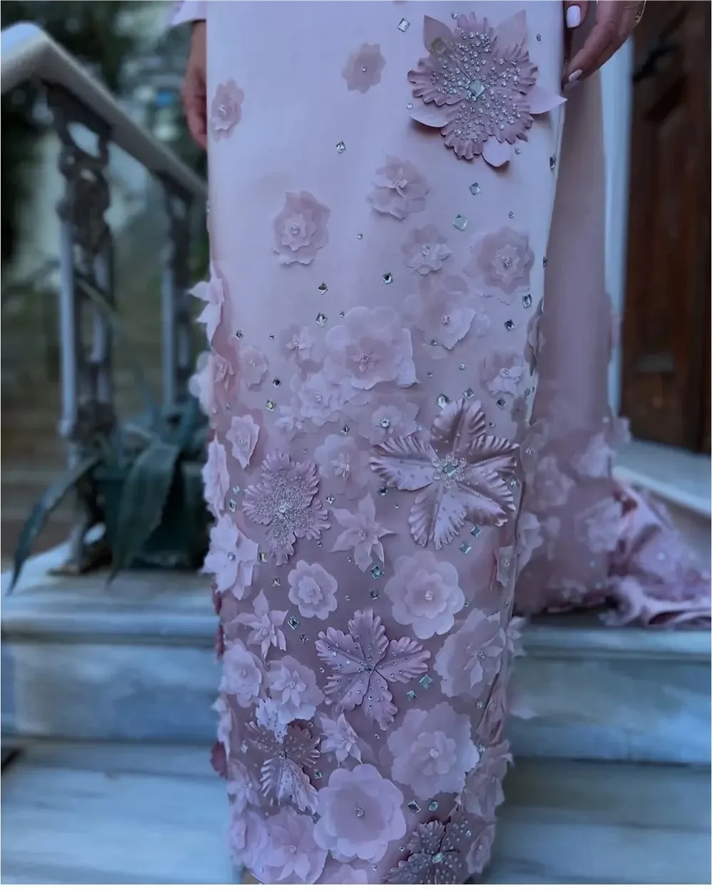 Maßgeschneidertes elegantes rosa Satin-Abendkleid, moderner U-Boot-Ausschnitt, schulterfrei, lange Ärmel, Partykleid, modische Promi-Kleider