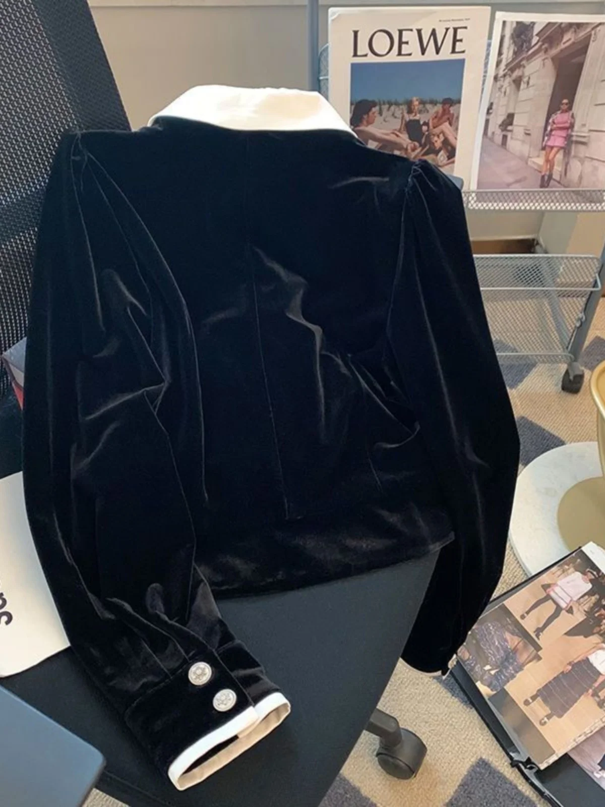 Elegant Black Velvet Doll Collar Shirt Women's Fashionable Short Outerwear Autumn 2023 Polyester Fiber Slim Fit Hong Kong Style