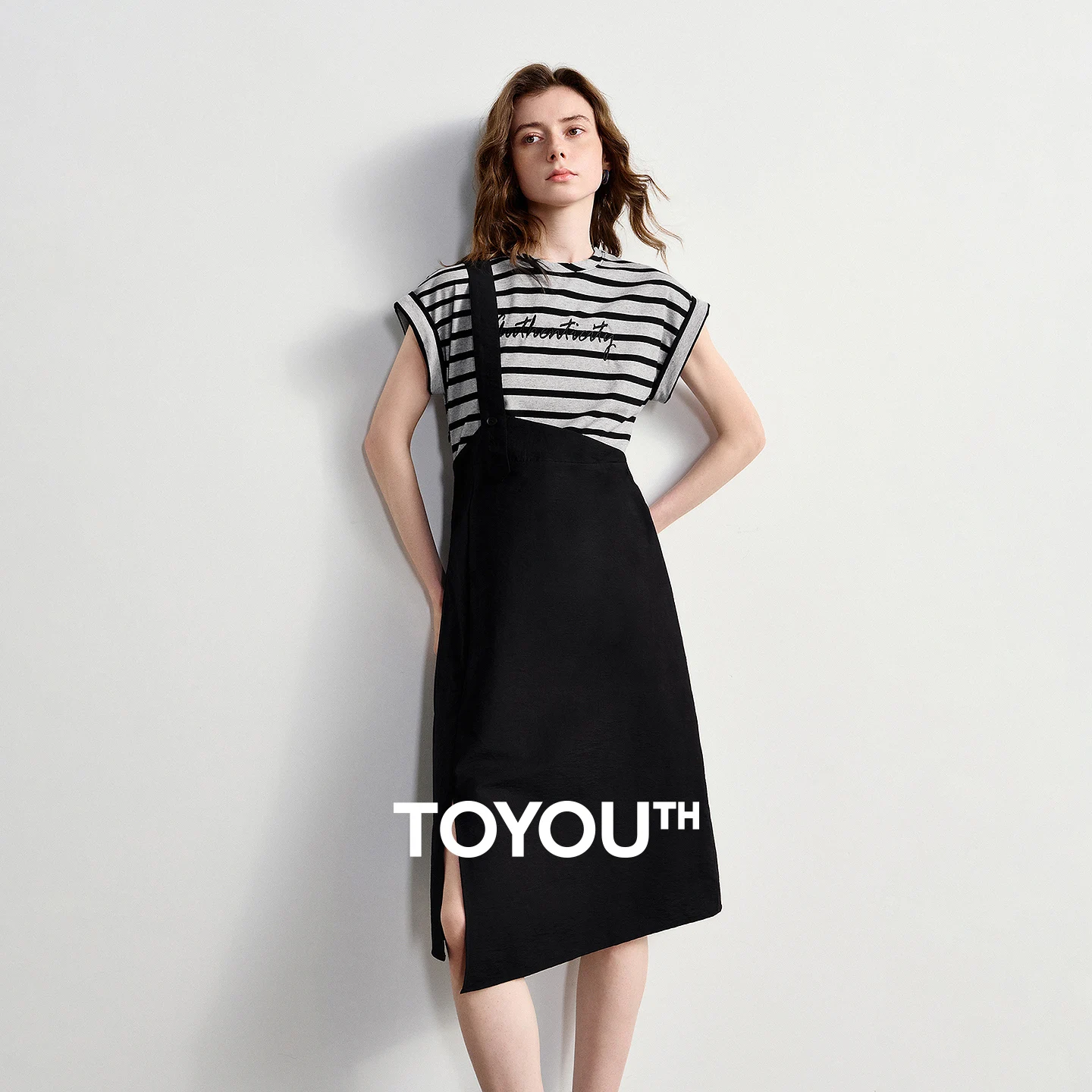 Vestido Feminino TOYOUTH de Duas Peças com Listras e Blocos de Cores, Novo de Verão 2026, Vestido Assimétrico com Bordado de Letras e Estilo Camiseta