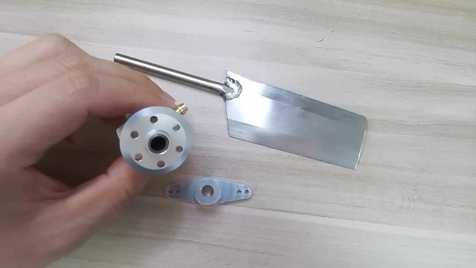 Gouvernail de direction en cuivre à double liaison de gouvernail de bateau RC 40mm x 31mm gouvernail immergé avec bras servo for modèle de bateau de remorqueur marin à échelle de bateau