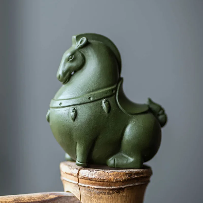 

Creative handmade tea ceremony pieces green clay zodiac Tang horse tea sets table accessories green horse decorations