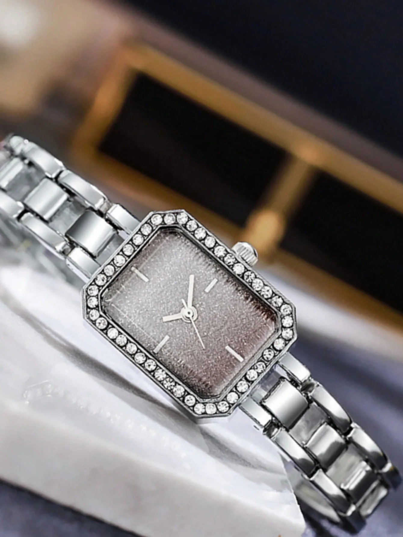 A fashionable woman\'s quartz diamond watch suitable for mother\'s suit