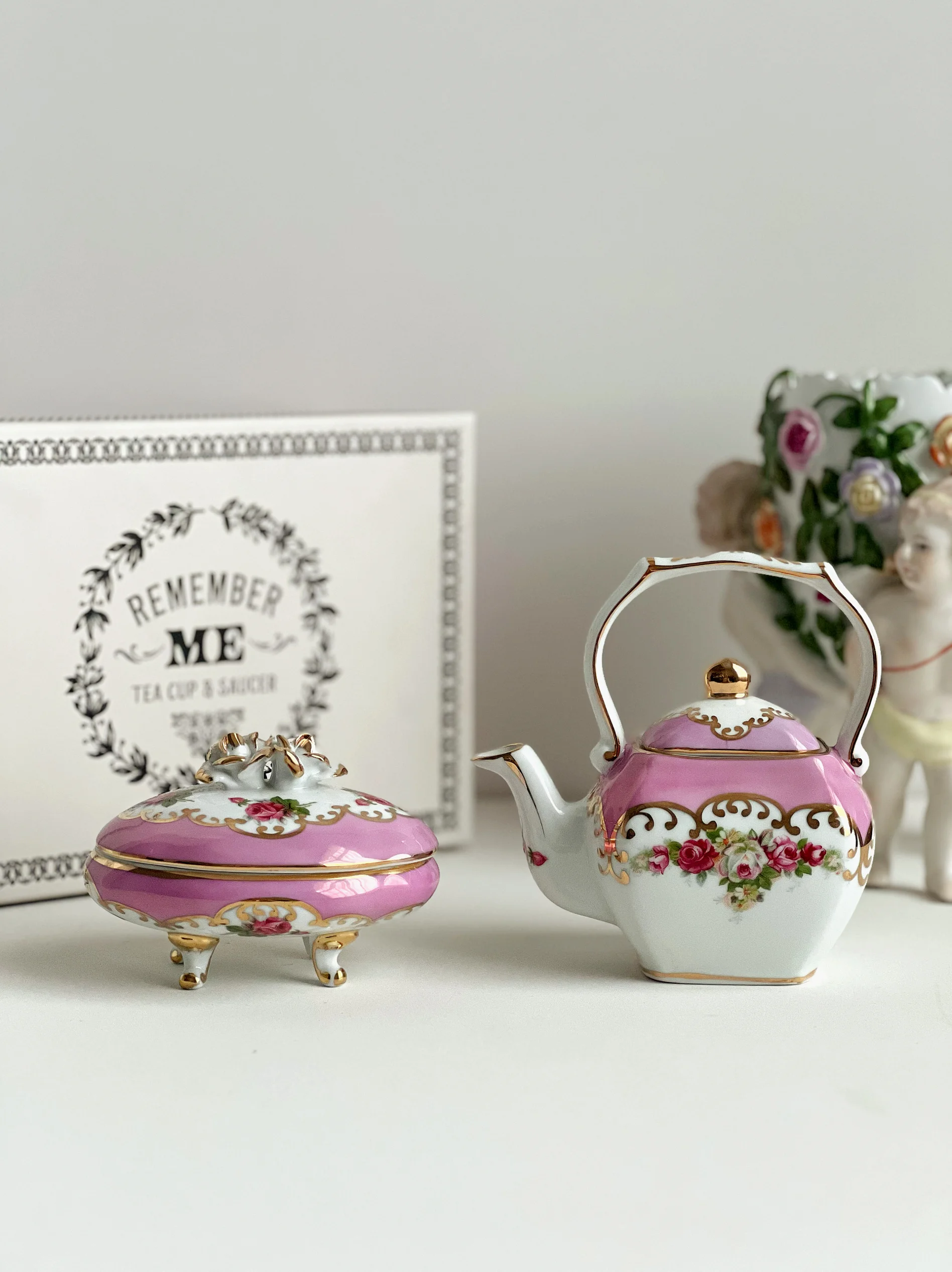 

Vintage Pearl Light Pink Flower Pot 3D Flower Jewelry Box from European Exhibition