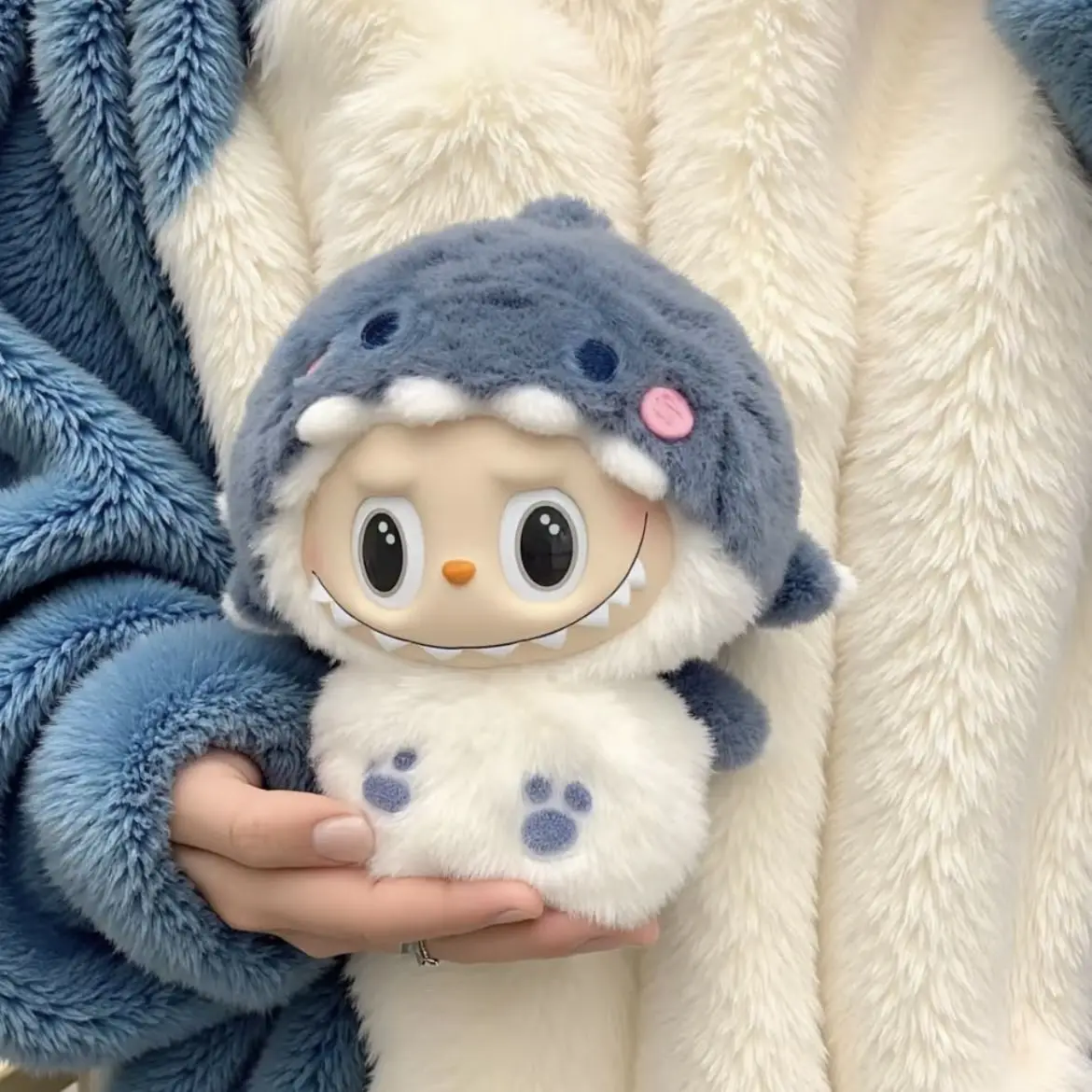 

Для Labubu 17 см плюшевое кукольное пальто с изображением акулы, милое пальто для пижамы, плюшевое кукольное пальто