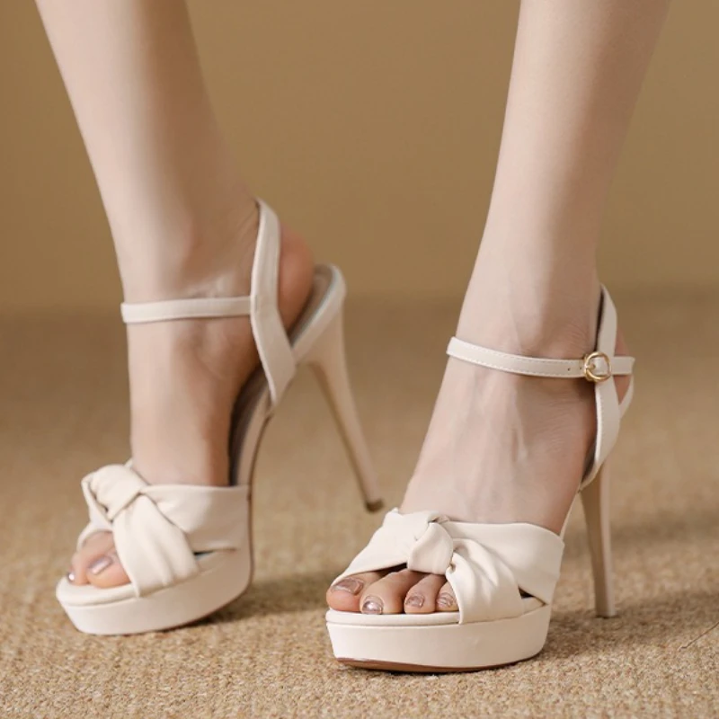 

Элегантные женские босоножки на платформе с круглым носком и бантом, пикантные дизайнерские босоножки на высоком каблуке с открытым носком и пряжкой на щиколотке, модные свадебные туфли