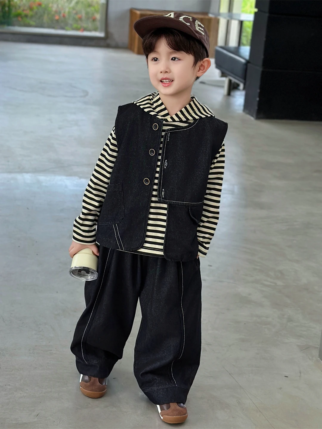 

Крутой джинсовый комплект для мальчиков: жилет и брюки. Модный весенне-осенний наряд в корейском стиле для детей среднего и младшего возраста. Трендовый комплект.